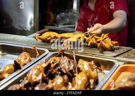 Frittierte köstliche Huhn auf gril auf der Snack-Straße in Peking China gekocht. Asiatische Küche Stockfoto