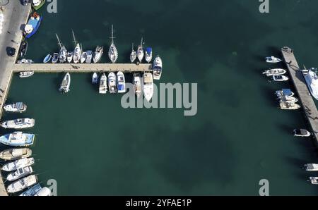 Drohnenlandschaft eines Fischereihafens. Fischerboote und Yachten liegen im Hafen vor. Zygi Marina Zypern Stockfoto