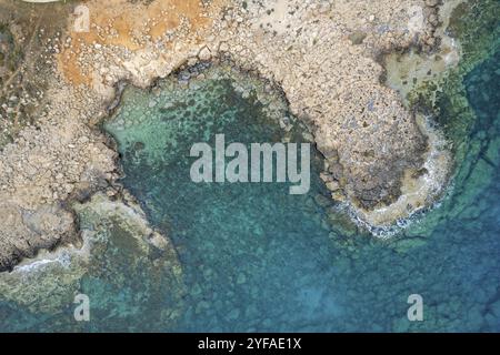 Drohne an der felsigen Küste mit transparentem türkisfarbenem Wasser. Meerblick von oben, Cape Greco, Zypern, Europa Stockfoto