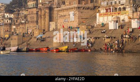 Varanasi, Indien, 13. März 2017: Indische Menschen am Flussufer des heiligen Ganges zum Baden früh am Morgen, Asien Stockfoto