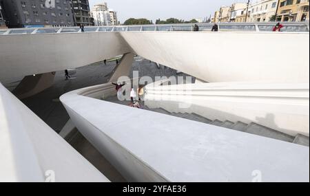 Nikosia Zypern 06 Januar 2021: Uunbekannte Menschen, die prodective Gesichtsmasken für covid-19-Schutz tragen, gehen die Treppe des Eleftheria-Platzes hinunter Stockfoto