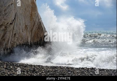 Felsige Küste mit welligem Ozean und Wellen, die auf den Felsen krachen Aphrodite Rock Paphos Gebiet, Zypern, Europa Stockfoto