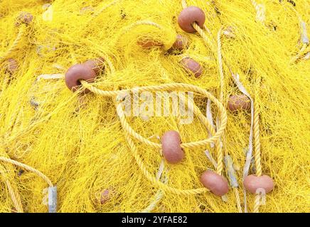 Horizontales Nahbild gelber verdrehter Fischernetze Stockfoto