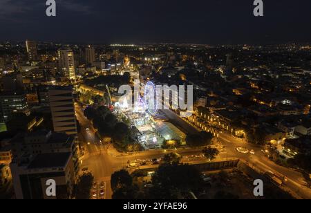 Luftdrohnenaufnahme des Stadtbildes von Nikosia in Zypern bei Nacht. Europäische Hauptstädte Stockfoto