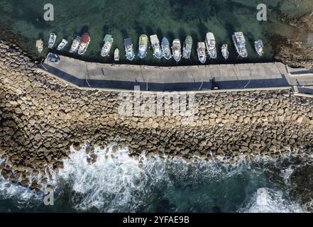 Drohnenansicht von Fischerbooten, die im Hafen vor Anker liegen. Am Wellenbrecher festgemacht. Peyia, Zypern, Europa Stockfoto
