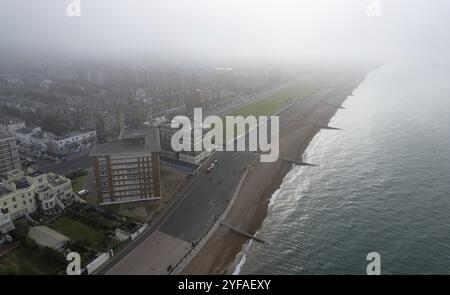 Drohnenlandschaft von Brighton City und Küste in Sussex, Großbritannien. Blick von oben auf die Stadt Stockfoto