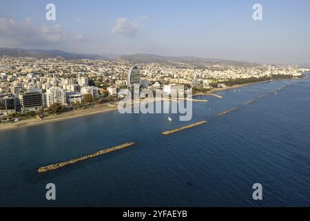 Drohnenblick auf die Uferpromenade der modernen Küstenstadt mit Wolkenkratzern. Limassol Stadt Zypern Europa Stockfoto