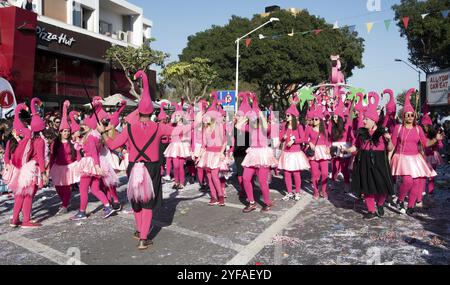 Limassol, Zypern, 18. Februar 2018: Fröhliches Team von Menschen in bunten Kostümen, die an der berühmten Karnevalsparade in Limassol teilnahmen Stockfoto