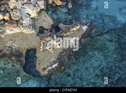 Drohne an der felsigen Küste mit transparentem türkisfarbenem Wasser. Meerblick von oben, Cape Greco, Zypern, Europa Stockfoto