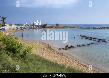 Protaras, Zypern, 2. August 2020: Idyllischer Strand mit goldenem Sand und türkisfarbenem Wasser mit Touristen im Sommer. Der Strand ist aufgrund von COVID 19 nicht voll Stockfoto