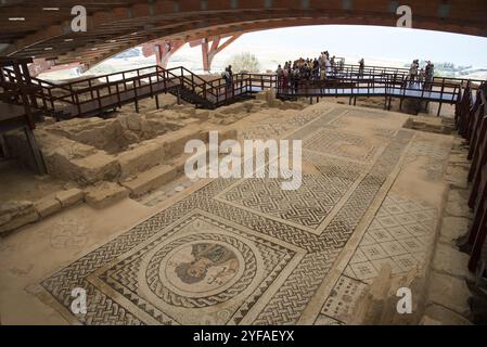 Kourion, Limassol, 9. Mai 2015: Touristen, die durch die Mosaiken des Naturschutzgebiets laufen, die die Fußböden des antiken Theaters von Kourion in Limassol, C, schmücken Stockfoto