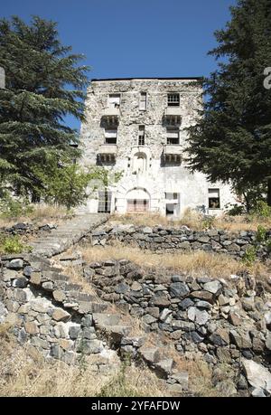 Außenansicht des verlassenen Hotels von Vereggaria in den Troodos-Bergen auf Zypern mit steinernen Treppen, die zum Gebäude führen Stockfoto