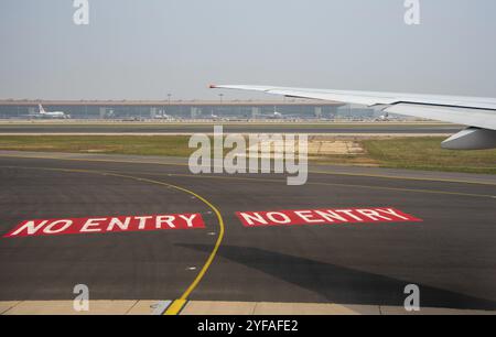 Kein Zutritt erlaubt Schild auf der Start- und Landebahn des Abflugs- und Ankunftsflughafens Stockfoto