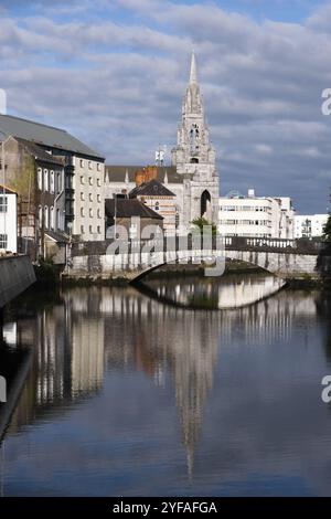 Urbanes Stadtbild von Cork City mit heiliger dreifaltigkeitskirche und lee River. Irland Europa Stockfoto