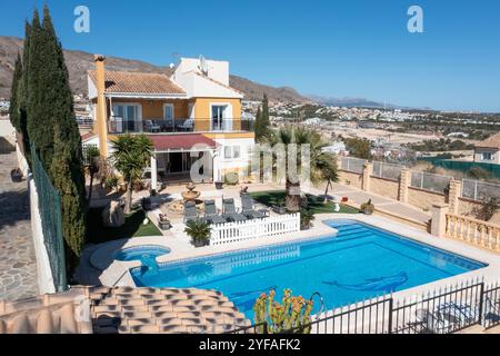 Luftdrohnenfoto einer wunderschönen Villa in der Stadt Benidorm in Spanien, das das zweistöckige spanische Haus mit einem Swimmingpool an einem heißen Tag in der zeigt Stockfoto