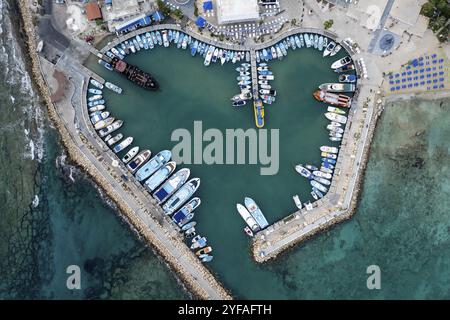 Luftaufnahme von Booten und Yachten, die in einer Marina festgemacht sind. Drohnenansicht von oben. Ayia Napa Zypern Europa Stockfoto