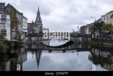 Urbanes Stadtbild von Cork City mit heiliger dreifaltigkeitskirche und lee River. Irland Europa Stockfoto