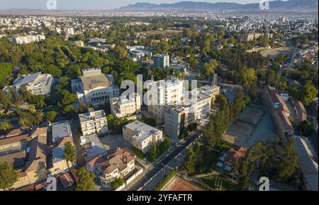 Luftaufnahme des Stadtbildes von Nicosia, der Hauptstadt Zyperns. Drohnen-Panoramabild Stockfoto