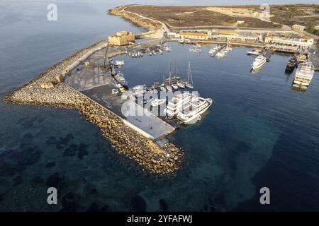 Jacht und Angelhafen mit Drohnenlandschaft. Drohnenansicht von oben. Paphos Hafen und Burg, Zypern, Europa Stockfoto