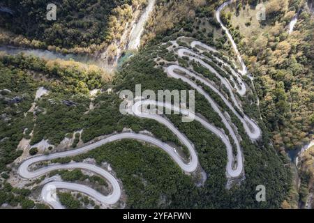 Die kurvige Papingo-Straße im Vikos-Nationalpark, Epirus, Griechenland. Gefährliche Straßen Stockfoto