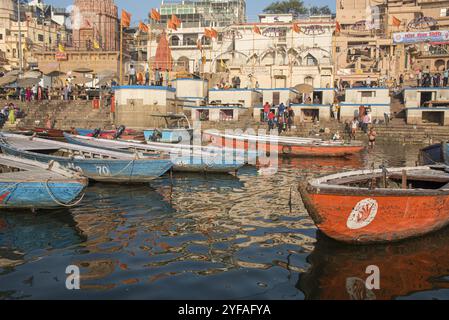 Varanasi, Indien, 13. März 2017: Holzboote am IAT-Ufer des heiligen Ganges am Morgen. Indianer baden, Asien Stockfoto