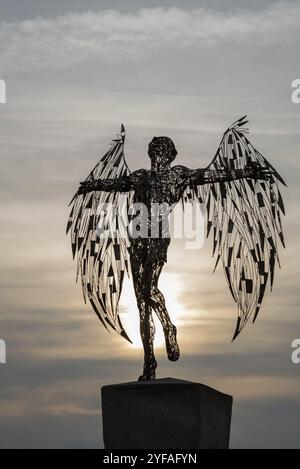 Ayia Napa, Zypern, 26. Februar 2023: Berühmte Ikarus-Statue mit offenen Winden, die bei Sonnenuntergang in den Himmel streben, Ayia Napa, Zypern, Europa Stockfoto