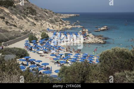 Protaras, Zypern, 16. Juli 2018: Touristen am Strand von Konnos Bay entspannen und genießen ihre Sommerferien am 12. Juli 2013 im Gebiet von Protaras in Zypern, E Stockfoto