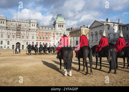 London, Vereinigtes Königreich, 18. Januar 2018: Mitglieder der Royal Horse Guards der Königin auf Pferden, reiten zum Wachwechsel in Horse Gu Stockfoto