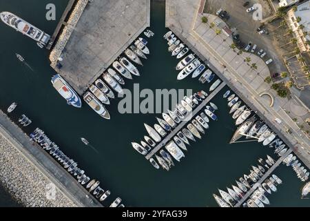 Luftdrohnenansicht von Fischerbooten und Touristenyachten, die am Yachthafen festgemacht sind. Latsi Hafen Paphos Zypern Stockfoto