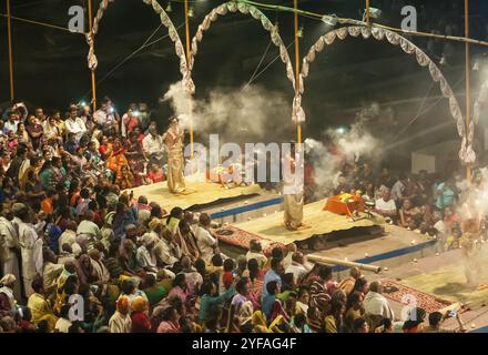 Varanasi, Indien, 13. März 2017: Nachtgebete von indischen Priestern mit Menschen, die beobachten, am Ufer des Ganges bei Varanasi, Indien, Asien Stockfoto