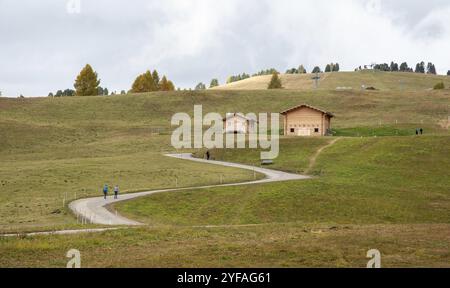 Windige Straßen-Chalet Holzhäuser und Wanderungen im Freien. Apfel di siusi Seiser alm Italienische alpen Stockfoto