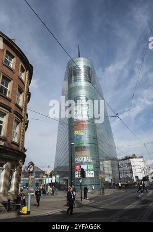 Manchester, UK, 23. September 2016: National Football Museum im Urbis Building in Manchester City in England nahe dem Börsenplatz mit Menschen Stockfoto