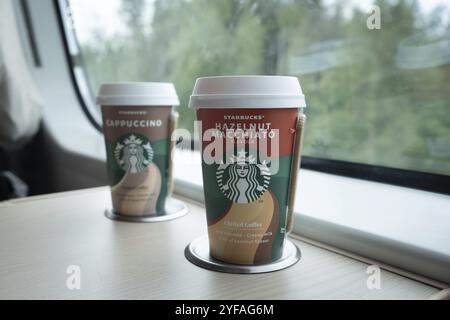 Starbucks Cappuccino, bereit, kalten Kaffee während der Fahrt mit dem Zug zu trinken Stockfoto