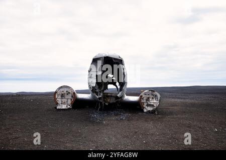 Ein verlassenes Flugzeugwrack am Strand Solheimasandur in Island bietet eine einzigartige und surreale Landschaft für Fotografen und Abenteuerreisende Stockfoto