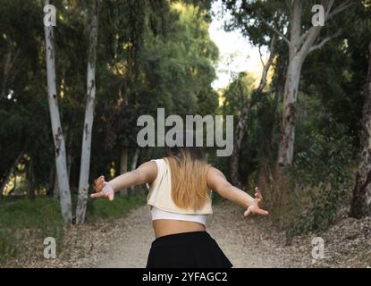 Junger zeitgenössischer Tänzer und Choreograf, der draußen tanzt. Frau tanzt in der Umgebung Stockfoto