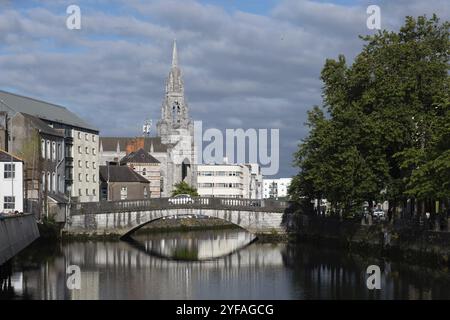 Urbanes Stadtbild von Cork City mit heiliger dreifaltigkeitskirche und lee River. Irland Europa Stockfoto