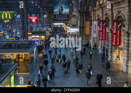 Frankfurt, Deutschland Januar 14 2015: Fahrgäste in der Halle des Hauptbahnhofs, Hauptbahnhof, Frankfurt am Main in Deutschland Stockfoto