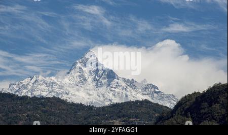 Das berühmte Annapurna-Massiv im Humalaya bedeckt mit Schnee und Eis im Norden Zentralnepalas Asiens Stockfoto