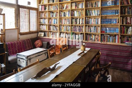 Peking, China, 2. Juni 2018: Innenansicht eines Buchladens mit Regalen voller Bücher verschiedener Themen, Asien Stockfoto