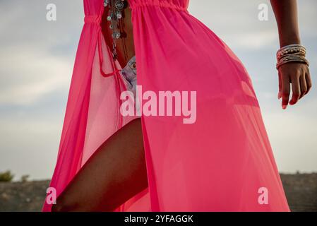 Unerkannte afrikanische Model-Frau mit roter Kleidung, die Modellierung und Posen macht Stockfoto