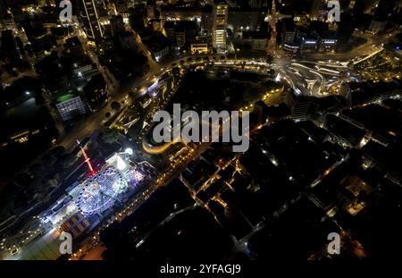 Luftdrohnenfoto der Stadt Nikosia in Zypern bei Nacht. Europäische Städte Stockfoto