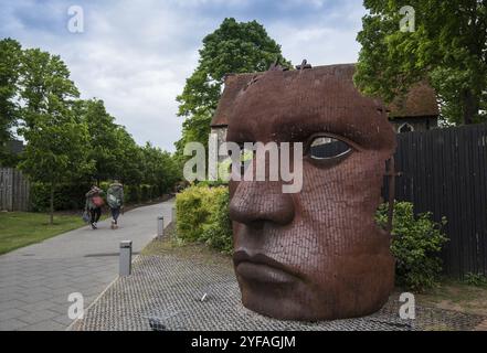 Canterbury, Kent, England, 15. Mai 2017: The Face Mask or Bulkhead Art von Rick Kirby, britischer Bildhauer, der vor dem Marlowe Theatre im C sitzt Stockfoto