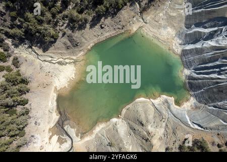 Drohnenlandschaft eines giftigen Sees einer verlassenen Kupfermine. Umweltverschmutzungskonzept. Troodos Zypern Stockfoto