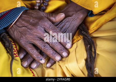 Nahaufnahme der gekreuzten Faltenhände einer älteren Großmutter aus nepal Stockfoto