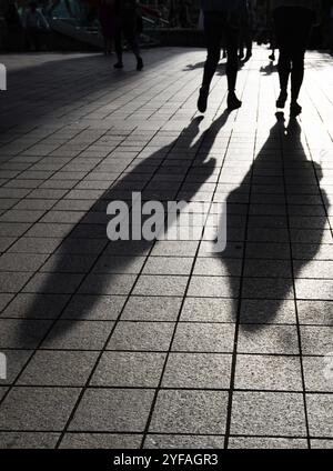 Silhouette von unerkannten Menschen, die auf der Straße spazieren. Rush Hour in der Stadt Stockfoto