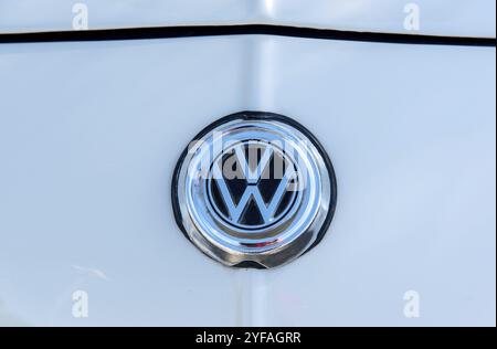 Nicosia Zypern, 14. Oktober 2018: Vorderansicht des weißen klassischen Volkswagen-Autos mit Logo Stockfoto