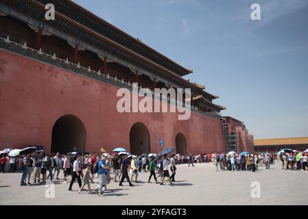 Peking, China ? 5. Juni 2018: Das Meridiantor der berühmten Verbotenen Palaststadt mit einer Menge Touristen, die darauf warten, den Palast in Peking zu betreten Stockfoto