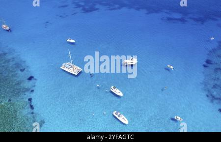 Drohnen-Luftlandschaft mit Luxusyachten, die an der Küste festgemacht sind, und unerkannten Menschen, die schwimmen und entspannen. Sommerurlaub im Meer. Ayia Napa Cyp Stockfoto