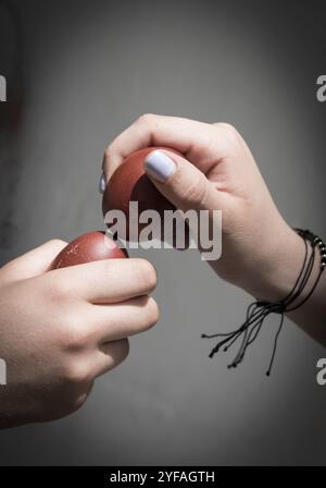 Zwei Leute schlagen die roten ostereier zusammen. Ostertradition in Zypern Stockfoto