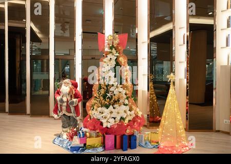 BANGKOK, THAILAND - 14. DEZEMBER 2023: Weihnachtsdekoration, wie sie am internationalen Flughafen Suvarnabhumi zu sehen ist. Stockfoto